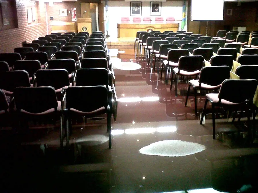 Salón de actos con el piso inundado