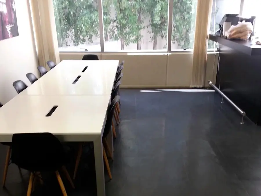Sala de reuniones con mesa larga y cortinas