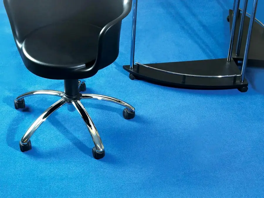 Alfombra azul colocada en una oficina