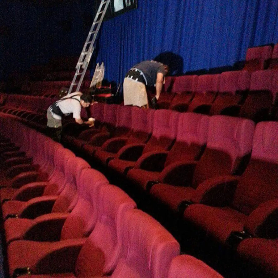Nuestro equipo trabajando en una sala de Village Cines